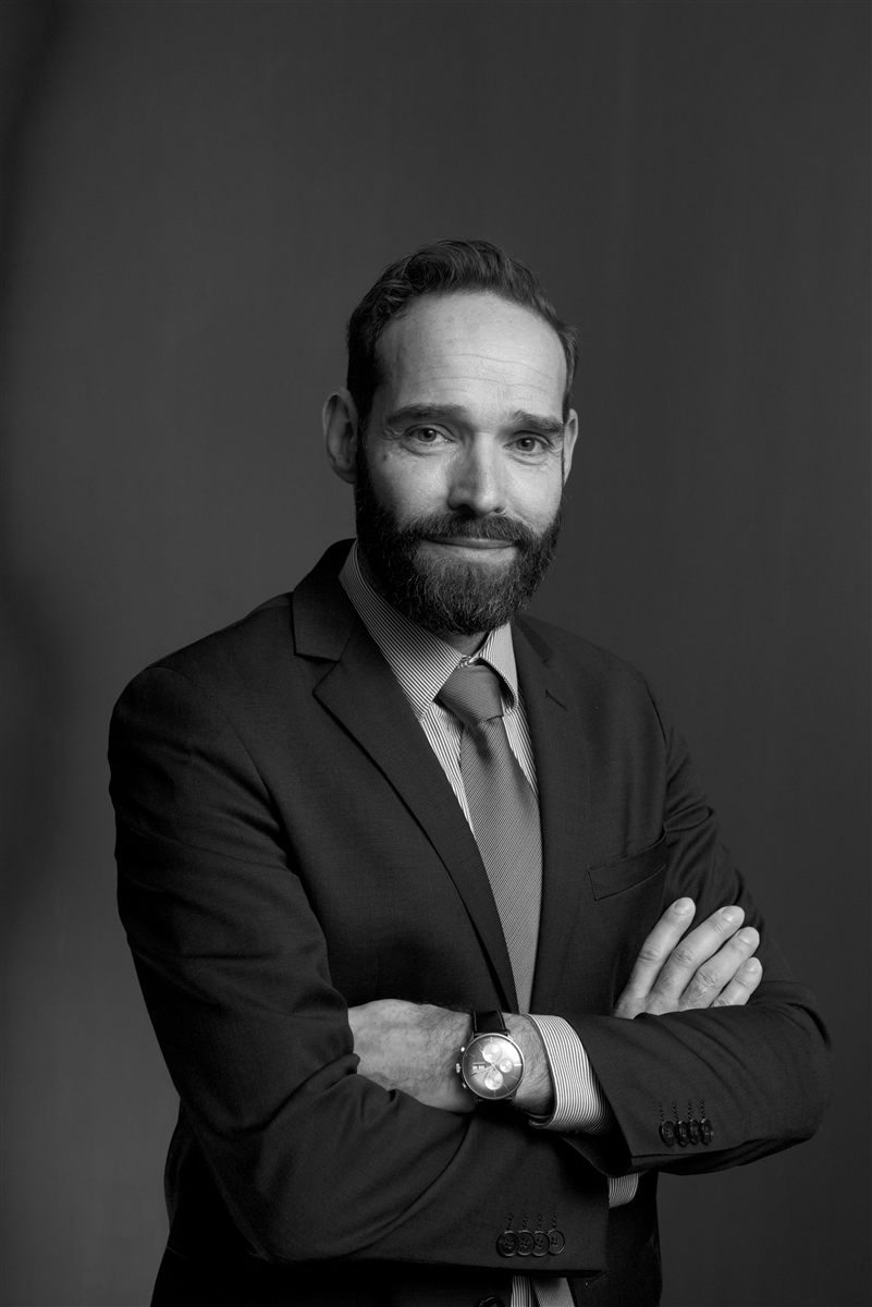 Daniel Lehnhardt in den Konzernjahren, Anzug und Krawatte, mit verschränkten Armen